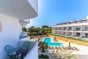 卡拉达沃Inturotel Cala Esmeralda Beach Hotel & Spa - Adults Only的从酒店阳台可欣赏到游泳池的景色