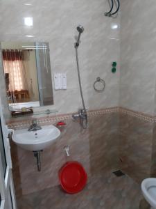 Cái RồngHải Lưu Hotel的浴室配有卫生间、盥洗盆和淋浴。