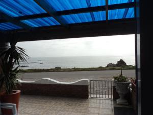 Doring BayThornbay accommodation的客房设有窗户,享有海景。