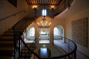 Margate豪顿别墅酒店的楼内带吊灯的螺旋楼梯