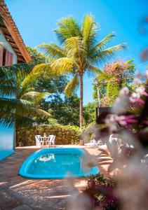 伊塔卡雷班布酒店的庭院中棕榈树的游泳池
