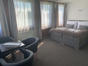布拉迪斯拉发格拉西亚船上酒店的卧室配有一张床和一张桌子及椅子