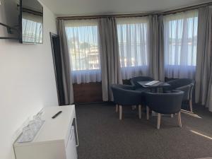 布拉迪斯拉发格拉西亚船上酒店的客房设有桌椅和窗户。
