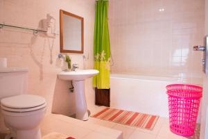 科图卡拉巴斯公寓式酒店的浴室配有卫生间、盥洗盆和浴缸。