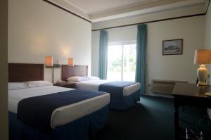 圣萨尔瓦多Hotel Berlin的酒店客房设有两张床和窗户。