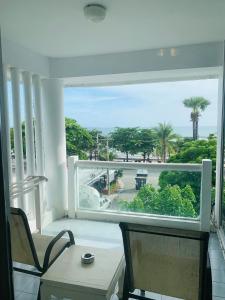 乔木提恩海滩纳文别墅酒店的客房设有海景大窗户。