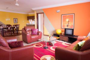 科图卡拉巴斯公寓式酒店的客厅配有皮椅和电视