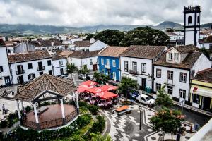大里贝拉A Casa da Cascata的享有城镇的顶部景色,设有建筑和桌子