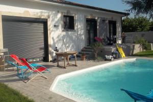 CugnauxCUGNAUX Toulouse Metropole OUEST Chambre Privée de Luxe - SDB WC privée Terrasse Piscine Aqua Bike的相册照片