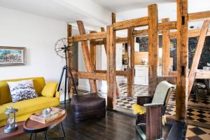 科尔马劳克河畔倒影公寓 的客厅配有黄色的沙发和桌子