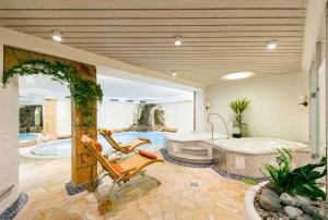 Hagen布勒兰德酒店的带浴缸和浴缸的大浴室。