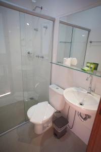 雅博蒂卡图巴斯Jabó Inn Hotel的浴室配有卫生间、盥洗盆和淋浴。