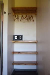 安加罗阿Takarua Lodge的一间设有木架和墙上烤面包机的房间