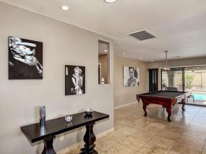 斯科茨Kierland Villa · North Scottsdale Home w/Pool~Walk to Kierland Area的一间带台球桌和乒乓球桌的房间