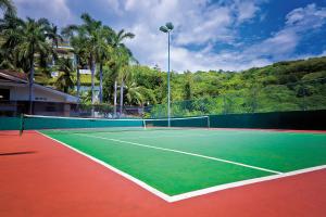 圣克鲁斯华特库Park Royal Beach Huatulco - All Inclusive的网球场和网球拍