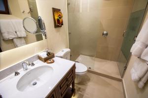 危地马拉安地瓜门安提瓜酒店的一间带水槽、淋浴和卫生间的浴室