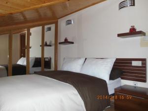 Vistas a Playa y Mar Zona LAS CATEDRALES客房内的一张或多张床位