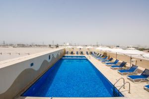 迪拜投资公园普瑞米尔酒店内部或周边的泳池