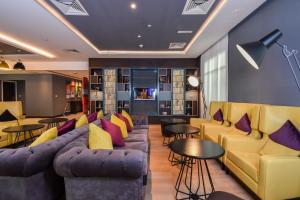 迪拜迪拜投资公园普瑞米尔酒店的带沙发和桌椅的客厅