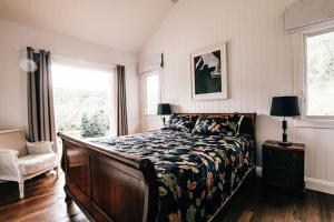 Dorroughby睡帽岭拜伦湾腹地山林小屋的一间卧室设有一张床和一个窗口