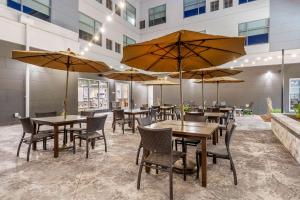 Cambria Hotel Davenport Quad Cities餐厅或其他用餐的地方