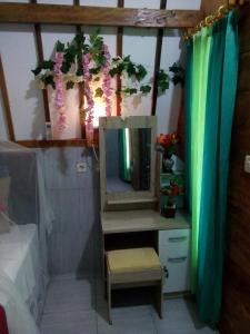 吉利阿尔米尔纳民宿旅馆的浴室设有梳妆台、镜子和鲜花