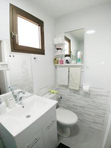 阿拉德Carmela House的白色的浴室设有卫生间和水槽。
