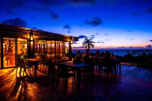 恩纳坦恰沃德橄榄石智能酒店的一间带桌椅的海景餐厅