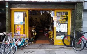 福冈FukuokaKoryou GuestHouse的停在商店外的一群自行车