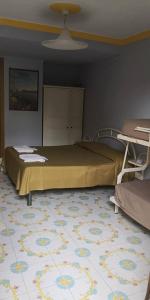 庞贝Villaggio "Camping Pompei"的一间位于地毯间的卧室