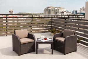敖德萨Continental Hotel的阳台配有2把椅子和1张桌子