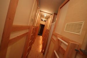 富士市Running Bare的配有木制双层床的房间的走廊