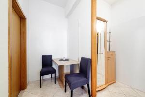 罗佐瓦克Kalauz Rooms的一个小桌子和两把椅子
