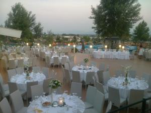 塞雷阿科波罗酒店的婚礼招待会,配有白色的桌椅和蜡烛