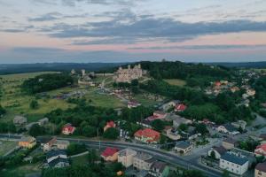 PodzamczeGościniec pod Lilijką的享有小镇的空中景致,设有城堡