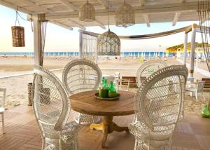 维耶斯泰加尔加诺酒店的海滩上的一张木桌和椅子