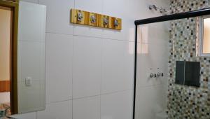 圣保罗Hotel Casa Ocarina的带淋浴和镜子的浴室