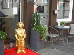 波恩波恩城市酒店的商店前红地毯上的金雕