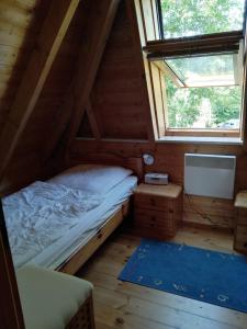 多鲁姆纽菲尔德Ferienhaus Anna的小木屋内的卧室,配有床和窗户