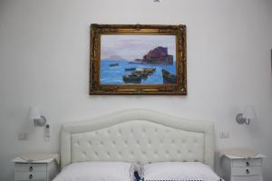 维耶特里IL BORGO di Iaconti的卧室内床上的绘画
