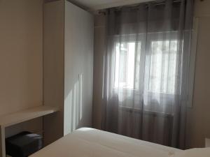 卢戈APARTAMENTOS PORTA NOVA的一间卧室设有一张床和一个窗口
