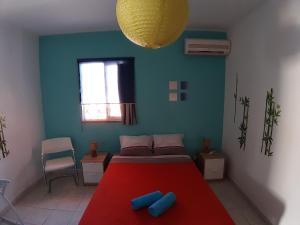波尔蒂芒阿拉米达旅馆 的一间卧室设有红色的床和蓝色的墙壁