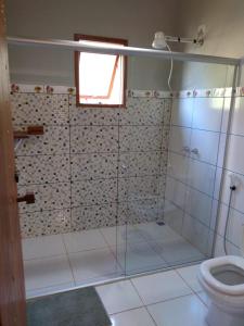 贡萨尔维斯Chalé da Sorte的带淋浴和卫生间的浴室