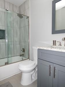 亚特兰大Modern Bungalow Near Downtown的浴室配有卫生间、淋浴和盥洗盆。
