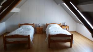 Pertheville-NersLa Maison de Ners的带2张床的阁楼客房