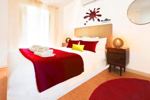 加亚新城Private House Only For You 145 - 8min historicCenter的一间卧室配有一张带红色枕头的大床