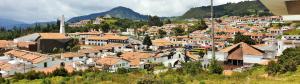 瓜塔维塔Living Club的山丘上一座拥有房屋和建筑的村庄
