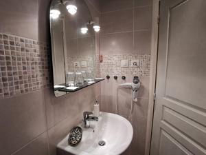 SauvillePresbytere的一间带水槽和镜子的浴室