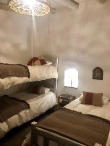 卡奇Casa San José的一间卧室设有两张双层床和吊灯。