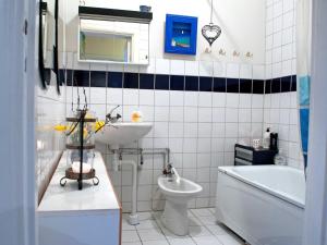 哥德堡艾卡兰达住宿加早餐旅馆的浴室配有盥洗盆、卫生间和浴缸。